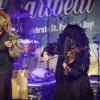 Das "Irish Heartbeat"-Festival hat am Montag ein Stück irischer Kultur in die Kultbox nach Kempten gebracht. Rund um den St. Patrick´s Day, den irischen Nationalfeiertag, feiert die Tour die irische Musikszene. In diesem Jahr lag die Betonung beim kleinen Festival auf der traditionellen Folkmusik. Leise zogen die beiden jungen Künstlerinnen Éadaoin Ní Mhaicín (Fiddle und Harfe) und Emily Jean Fleck (E-Piano) die 350 Fans hinein in die irische Musikwelt. Ihnen folgte die ältere Generation, ein Trio um die 77-Jährige Geraldine MacGowan und der turbulente Auftritt der „Armagh Rhymers“, die das irische Maskenspiel am Leben erhalten. Nächstes Jahr soll die Veranstaltungsreihe nicht mehr in der Kultbox stattfinden.