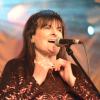 Das "Irish Heartbeat"-Festival hat am Montag ein Stück irischer Kultur in die Kultbox nach Kempten gebracht. Rund um den St. Patrick´s Day, den irischen Nationalfeiertag, feiert die Tour die irische Musikszene. In diesem Jahr lag die Betonung beim kleinen Festival auf der traditionellen Folkmusik. Leise zogen die beiden jungen Künstlerinnen Éadaoin Ní Mhaicín (Fiddle und Harfe) und Emily Jean Fleck (E-Piano) die 350 Fans hinein in die irische Musikwelt. Ihnen folgte die ältere Generation, ein Trio um die 77-Jährige Geraldine MacGowan und der turbulente Auftritt der „Armagh Rhymers“, die das irische Maskenspiel am Leben erhalten. Nächstes Jahr soll die Veranstaltungsreihe nicht mehr in der Kultbox stattfinden.