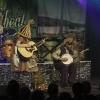 Das "Irish Heartbeat"-Festival hat am Montag ein Stück irischer Kultur in die Kultbox nach Kempten gebracht. Rund um den St. Patrick´s Day, den irischen Nationalfeiertag, feiert die Tour die irische Musikszene. In diesem Jahr lag die Betonung beim kleinen Festival auf der traditionellen Folkmusik. Leise zogen die beiden jungen Künstlerinnen Éadaoin Ní Mhaicín (Fiddle und Harfe) und Emily Jean Fleck (E-Piano) die 350 Fans hinein in die irische Musikwelt. Ihnen folgte die ältere Generation, ein Trio um die 77-Jährige Geraldine MacGowan und der turbulente Auftritt der „Armagh Rhymers“, die das irische Maskenspiel am Leben erhalten. Nächstes Jahr soll die Veranstaltungsreihe nicht mehr in der Kultbox stattfinden.