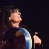 Das "Irish Heartbeat"-Festival hat am Montag ein Stück irischer Kultur in die Kultbox nach Kempten gebracht. Rund um den St. Patrick´s Day, den irischen Nationalfeiertag, feiert die Tour die irische Musikszene. In diesem Jahr lag die Betonung beim kleinen Festival auf der traditionellen Folkmusik. Leise zogen die beiden jungen Künstlerinnen Éadaoin Ní Mhaicín (Fiddle und Harfe) und Emily Jean Fleck (E-Piano) die 350 Fans hinein in die irische Musikwelt. Ihnen folgte die ältere Generation, ein Trio um die 77-Jährige Geraldine MacGowan und der turbulente Auftritt der „Armagh Rhymers“, die das irische Maskenspiel am Leben erhalten. Nächstes Jahr soll die Veranstaltungsreihe nicht mehr in der Kultbox stattfinden.