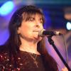 Das "Irish Heartbeat"-Festival hat am Montag ein Stück irischer Kultur in die Kultbox nach Kempten gebracht. Rund um den St. Patrick´s Day, den irischen Nationalfeiertag, feiert die Tour die irische Musikszene. In diesem Jahr lag die Betonung beim kleinen Festival auf der traditionellen Folkmusik. Leise zogen die beiden jungen Künstlerinnen Éadaoin Ní Mhaicín (Fiddle und Harfe) und Emily Jean Fleck (E-Piano) die 350 Fans hinein in die irische Musikwelt. Ihnen folgte die ältere Generation, ein Trio um die 77-Jährige Geraldine MacGowan und der turbulente Auftritt der „Armagh Rhymers“, die das irische Maskenspiel am Leben erhalten. Nächstes Jahr soll die Veranstaltungsreihe nicht mehr in der Kultbox stattfinden.