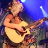 Das "Irish Heartbeat"-Festival hat am Montag ein Stück irischer Kultur in die Kultbox nach Kempten gebracht. Rund um den St. Patrick´s Day, den irischen Nationalfeiertag, feiert die Tour die irische Musikszene. In diesem Jahr lag die Betonung beim kleinen Festival auf der traditionellen Folkmusik. Leise zogen die beiden jungen Künstlerinnen Éadaoin Ní Mhaicín (Fiddle und Harfe) und Emily Jean Fleck (E-Piano) die 350 Fans hinein in die irische Musikwelt. Ihnen folgte die ältere Generation, ein Trio um die 77-Jährige Geraldine MacGowan und der turbulente Auftritt der „Armagh Rhymers“, die das irische Maskenspiel am Leben erhalten. Nächstes Jahr soll die Veranstaltungsreihe nicht mehr in der Kultbox stattfinden.