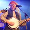 Das "Irish Heartbeat"-Festival hat am Montag ein Stück irischer Kultur in die Kultbox nach Kempten gebracht. Rund um den St. Patrick´s Day, den irischen Nationalfeiertag, feiert die Tour die irische Musikszene. In diesem Jahr lag die Betonung beim kleinen Festival auf der traditionellen Folkmusik. Leise zogen die beiden jungen Künstlerinnen Éadaoin Ní Mhaicín (Fiddle und Harfe) und Emily Jean Fleck (E-Piano) die 350 Fans hinein in die irische Musikwelt. Ihnen folgte die ältere Generation, ein Trio um die 77-Jährige Geraldine MacGowan und der turbulente Auftritt der „Armagh Rhymers“, die das irische Maskenspiel am Leben erhalten. Nächstes Jahr soll die Veranstaltungsreihe nicht mehr in der Kultbox stattfinden.