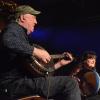 Das "Irish Heartbeat"-Festival hat am Montag ein Stück irischer Kultur in die Kultbox nach Kempten gebracht. Rund um den St. Patrick´s Day, den irischen Nationalfeiertag, feiert die Tour die irische Musikszene. In diesem Jahr lag die Betonung beim kleinen Festival auf der traditionellen Folkmusik. Leise zogen die beiden jungen Künstlerinnen Éadaoin Ní Mhaicín (Fiddle und Harfe) und Emily Jean Fleck (E-Piano) die 350 Fans hinein in die irische Musikwelt. Ihnen folgte die ältere Generation, ein Trio um die 77-Jährige Geraldine MacGowan und der turbulente Auftritt der „Armagh Rhymers“, die das irische Maskenspiel am Leben erhalten. Nächstes Jahr soll die Veranstaltungsreihe nicht mehr in der Kultbox stattfinden.
