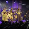 Das "Irish Heartbeat"-Festival hat am Montag ein Stück irischer Kultur in die Kultbox nach Kempten gebracht. Rund um den St. Patrick´s Day, den irischen Nationalfeiertag, feiert die Tour die irische Musikszene. In diesem Jahr lag die Betonung beim kleinen Festival auf der traditionellen Folkmusik. Leise zogen die beiden jungen Künstlerinnen Éadaoin Ní Mhaicín (Fiddle und Harfe) und Emily Jean Fleck (E-Piano) die 350 Fans hinein in die irische Musikwelt. Ihnen folgte die ältere Generation, ein Trio um die 77-Jährige Geraldine MacGowan und der turbulente Auftritt der „Armagh Rhymers“, die das irische Maskenspiel am Leben erhalten. Nächstes Jahr soll die Veranstaltungsreihe nicht mehr in der Kultbox stattfinden.