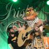 Das "Irish Heartbeat"-Festival hat am Montag ein Stück irischer Kultur in die Kultbox nach Kempten gebracht. Rund um den St. Patrick´s Day, den irischen Nationalfeiertag, feiert die Tour die irische Musikszene. In diesem Jahr lag die Betonung beim kleinen Festival auf der traditionellen Folkmusik. Leise zogen die beiden jungen Künstlerinnen Éadaoin Ní Mhaicín (Fiddle und Harfe) und Emily Jean Fleck (E-Piano) die 350 Fans hinein in die irische Musikwelt. Ihnen folgte die ältere Generation, ein Trio um die 77-Jährige Geraldine MacGowan und der turbulente Auftritt der „Armagh Rhymers“, die das irische Maskenspiel am Leben erhalten. Nächstes Jahr soll die Veranstaltungsreihe nicht mehr in der Kultbox stattfinden.