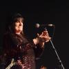 Das "Irish Heartbeat"-Festival hat am Montag ein Stück irischer Kultur in die Kultbox nach Kempten gebracht. Rund um den St. Patrick´s Day, den irischen Nationalfeiertag, feiert die Tour die irische Musikszene. In diesem Jahr lag die Betonung beim kleinen Festival auf der traditionellen Folkmusik. Leise zogen die beiden jungen Künstlerinnen Éadaoin Ní Mhaicín (Fiddle und Harfe) und Emily Jean Fleck (E-Piano) die 350 Fans hinein in die irische Musikwelt. Ihnen folgte die ältere Generation, ein Trio um die 77-Jährige Geraldine MacGowan und der turbulente Auftritt der „Armagh Rhymers“, die das irische Maskenspiel am Leben erhalten. Nächstes Jahr soll die Veranstaltungsreihe nicht mehr in der Kultbox stattfinden.