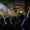 Das "Irish Heartbeat"-Festival hat am Montag ein Stück irischer Kultur in die Kultbox nach Kempten gebracht. Rund um den St. Patrick´s Day, den irischen Nationalfeiertag, feiert die Tour die irische Musikszene. In diesem Jahr lag die Betonung beim kleinen Festival auf der traditionellen Folkmusik. Leise zogen die beiden jungen Künstlerinnen Éadaoin Ní Mhaicín (Fiddle und Harfe) und Emily Jean Fleck (E-Piano) die 350 Fans hinein in die irische Musikwelt. Ihnen folgte die ältere Generation, ein Trio um die 77-Jährige Geraldine MacGowan und der turbulente Auftritt der „Armagh Rhymers“, die das irische Maskenspiel am Leben erhalten. Nächstes Jahr soll die Veranstaltungsreihe nicht mehr in der Kultbox stattfinden.
