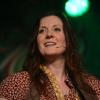 Das "Irish Heartbeat"-Festival hat am Montag ein Stück irischer Kultur in die Kultbox nach Kempten gebracht. Rund um den St. Patrick´s Day, den irischen Nationalfeiertag, feiert die Tour die irische Musikszene. In diesem Jahr lag die Betonung beim kleinen Festival auf der traditionellen Folkmusik. Leise zogen die beiden jungen Künstlerinnen Éadaoin Ní Mhaicín (Fiddle und Harfe) und Emily Jean Fleck (E-Piano) die 350 Fans hinein in die irische Musikwelt. Ihnen folgte die ältere Generation, ein Trio um die 77-Jährige Geraldine MacGowan und der turbulente Auftritt der „Armagh Rhymers“, die das irische Maskenspiel am Leben erhalten. Nächstes Jahr soll die Veranstaltungsreihe nicht mehr in der Kultbox stattfinden.