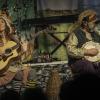 Das "Irish Heartbeat"-Festival hat am Montag ein Stück irischer Kultur in die Kultbox nach Kempten gebracht. Rund um den St. Patrick´s Day, den irischen Nationalfeiertag, feiert die Tour die irische Musikszene. In diesem Jahr lag die Betonung beim kleinen Festival auf der traditionellen Folkmusik. Leise zogen die beiden jungen Künstlerinnen Éadaoin Ní Mhaicín (Fiddle und Harfe) und Emily Jean Fleck (E-Piano) die 350 Fans hinein in die irische Musikwelt. Ihnen folgte die ältere Generation, ein Trio um die 77-Jährige Geraldine MacGowan und der turbulente Auftritt der „Armagh Rhymers“, die das irische Maskenspiel am Leben erhalten. Nächstes Jahr soll die Veranstaltungsreihe nicht mehr in der Kultbox stattfinden.