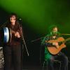 Das "Irish Heartbeat"-Festival hat am Montag ein Stück irischer Kultur in die Kultbox nach Kempten gebracht. Rund um den St. Patrick´s Day, den irischen Nationalfeiertag, feiert die Tour die irische Musikszene. In diesem Jahr lag die Betonung beim kleinen Festival auf der traditionellen Folkmusik. Leise zogen die beiden jungen Künstlerinnen Éadaoin Ní Mhaicín (Fiddle und Harfe) und Emily Jean Fleck (E-Piano) die 350 Fans hinein in die irische Musikwelt. Ihnen folgte die ältere Generation, ein Trio um die 77-Jährige Geraldine MacGowan und der turbulente Auftritt der „Armagh Rhymers“, die das irische Maskenspiel am Leben erhalten. Nächstes Jahr soll die Veranstaltungsreihe nicht mehr in der Kultbox stattfinden.