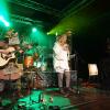 Das "Irish Heartbeat"-Festival hat am Montag ein Stück irischer Kultur in die Kultbox nach Kempten gebracht. Rund um den St. Patrick´s Day, den irischen Nationalfeiertag, feiert die Tour die irische Musikszene. In diesem Jahr lag die Betonung beim kleinen Festival auf der traditionellen Folkmusik. Leise zogen die beiden jungen Künstlerinnen Éadaoin Ní Mhaicín (Fiddle und Harfe) und Emily Jean Fleck (E-Piano) die 350 Fans hinein in die irische Musikwelt. Ihnen folgte die ältere Generation, ein Trio um die 77-Jährige Geraldine MacGowan und der turbulente Auftritt der „Armagh Rhymers“, die das irische Maskenspiel am Leben erhalten. Nächstes Jahr soll die Veranstaltungsreihe nicht mehr in der Kultbox stattfinden.