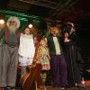Das "Irish Heartbeat"-Festival hat am Montag ein Stück irischer Kultur in die Kultbox nach Kempten gebracht. Rund um den St. Patrick´s Day, den irischen Nationalfeiertag, feiert die Tour die irische Musikszene. In diesem Jahr lag die Betonung beim kleinen Festival auf der traditionellen Folkmusik. Leise zogen die beiden jungen Künstlerinnen Éadaoin Ní Mhaicín (Fiddle und Harfe) und Emily Jean Fleck (E-Piano) die 350 Fans hinein in die irische Musikwelt. Ihnen folgte die ältere Generation, ein Trio um die 77-Jährige Geraldine MacGowan und der turbulente Auftritt der „Armagh Rhymers“, die das irische Maskenspiel am Leben erhalten. Nächstes Jahr soll die Veranstaltungsreihe nicht mehr in der Kultbox stattfinden.