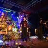 Das "Irish Heartbeat"-Festival hat am Montag ein Stück irischer Kultur in die Kultbox nach Kempten gebracht. Rund um den St. Patrick´s Day, den irischen Nationalfeiertag, feiert die Tour die irische Musikszene. In diesem Jahr lag die Betonung beim kleinen Festival auf der traditionellen Folkmusik. Leise zogen die beiden jungen Künstlerinnen Éadaoin Ní Mhaicín (Fiddle und Harfe) und Emily Jean Fleck (E-Piano) die 350 Fans hinein in die irische Musikwelt. Ihnen folgte die ältere Generation, ein Trio um die 77-Jährige Geraldine MacGowan und der turbulente Auftritt der „Armagh Rhymers“, die das irische Maskenspiel am Leben erhalten. Nächstes Jahr soll die Veranstaltungsreihe nicht mehr in der Kultbox stattfinden.