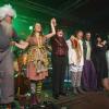 Das "Irish Heartbeat"-Festival hat am Montag ein Stück irischer Kultur in die Kultbox nach Kempten gebracht. Rund um den St. Patrick´s Day, den irischen Nationalfeiertag, feiert die Tour die irische Musikszene. In diesem Jahr lag die Betonung beim kleinen Festival auf der traditionellen Folkmusik. Leise zogen die beiden jungen Künstlerinnen Éadaoin Ní Mhaicín (Fiddle und Harfe) und Emily Jean Fleck (E-Piano) die 350 Fans hinein in die irische Musikwelt. Ihnen folgte die ältere Generation, ein Trio um die 77-Jährige Geraldine MacGowan und der turbulente Auftritt der „Armagh Rhymers“, die das irische Maskenspiel am Leben erhalten. Nächstes Jahr soll die Veranstaltungsreihe nicht mehr in der Kultbox stattfinden.
