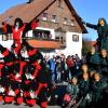 Zum 40-jährigen Gründungs-Jubiläum der Narrenzunft "Daaschora Weibla Tannheim" hat am Wochenende in Tannheim ein Faschingsumzug stattgefunden. Die rund 4.000 Hästräger aus insgesamt 50 Gruppen wurden von tausenden Zuschauern stürmisch gefeiert.