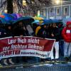 Vor der Kemptener Residenz versammelten sich am Montag, 22. Januar, nach Polizeiangaben 500 Bürger und traten für Demokratie in Deutschland ein.