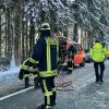 Bei Kißlegg ist es am Freitagnachmittag zu einem heftigen Zusammenstoß zwischen zwei Autos gekommen. Ein junger Autofahrer war kurz nach Wallmusried in einem Waldstück ins Schleudern geraten. Ein entgegenkommender 54-jähriger Autofahrer konnte nicht mehr rechtzeitig ausweichen und krachte mit dem 19-Jährigen zusammen. Der junge Autofahrer erlitt dabei schwere Verletzungen, er musste von der Feuerwehr aus dem Wagen befreit werden.