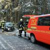 Bei Kißlegg ist es am Freitagnachmittag zu einem heftigen Zusammenstoß zwischen zwei Autos gekommen. Ein junger Autofahrer war kurz nach Wallmusried in einem Waldstück ins Schleudern geraten. Ein entgegenkommender 54-jähriger Autofahrer konnte nicht mehr rechtzeitig ausweichen und krachte mit dem 19-Jährigen zusammen. Der junge Autofahrer erlitt dabei schwere Verletzungen, er musste von der Feuerwehr aus dem Wagen befreit werden.