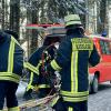 Bei Kißlegg ist es am Freitagnachmittag zu einem heftigen Zusammenstoß zwischen zwei Autos gekommen. Ein junger Autofahrer war kurz nach Wallmusried in einem Waldstück ins Schleudern geraten. Ein entgegenkommender 54-jähriger Autofahrer konnte nicht mehr rechtzeitig ausweichen und krachte mit dem 19-Jährigen zusammen. Der junge Autofahrer erlitt dabei schwere Verletzungen, er musste von der Feuerwehr aus dem Wagen befreit werden.