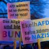 Vor der Kemptener Residenz versammelten sich am Montag, 22. Januar, nach Polizeiangaben 500 Bürger und traten für Demokratie in Deutschland ein.
