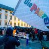 Vor der Kemptener Residenz versammelten sich am Montag, 22. Januar, nach Polizeiangaben 500 Bürger und traten für Demokratie in Deutschland ein.