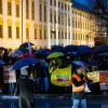 Vor der Kemptener Residenz versammelten sich am Montag, 22. Januar, nach Polizeiangaben 500 Bürger und traten für Demokratie in Deutschland ein.