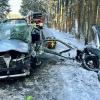Bei Kißlegg ist es am Freitagnachmittag zu einem heftigen Zusammenstoß zwischen zwei Autos gekommen. Ein junger Autofahrer war kurz nach Wallmusried in einem Waldstück ins Schleudern geraten. Ein entgegenkommender 54-jähriger Autofahrer konnte nicht mehr rechtzeitig ausweichen und krachte mit dem 19-Jährigen zusammen. Der junge Autofahrer erlitt dabei schwere Verletzungen, er musste von der Feuerwehr aus dem Wagen befreit werden.