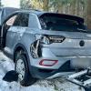 Bei Kißlegg ist es am Freitagnachmittag zu einem heftigen Zusammenstoß zwischen zwei Autos gekommen. Ein junger Autofahrer war kurz nach Wallmusried in einem Waldstück ins Schleudern geraten. Ein entgegenkommender 54-jähriger Autofahrer konnte nicht mehr rechtzeitig ausweichen und krachte mit dem 19-Jährigen zusammen. Der junge Autofahrer erlitt dabei schwere Verletzungen, er musste von der Feuerwehr aus dem Wagen befreit werden.