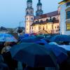 Vor der Kemptener Residenz versammelten sich am Montag, 22. Januar, nach Polizeiangaben 500 Bürger und traten für Demokratie in Deutschland ein.