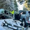 Bei Kißlegg ist es am Freitagnachmittag zu einem heftigen Zusammenstoß zwischen zwei Autos gekommen. Ein junger Autofahrer war kurz nach Wallmusried in einem Waldstück ins Schleudern geraten. Ein entgegenkommender 54-jähriger Autofahrer konnte nicht mehr rechtzeitig ausweichen und krachte mit dem 19-Jährigen zusammen. Der junge Autofahrer erlitt dabei schwere Verletzungen, er musste von der Feuerwehr aus dem Wagen befreit werden.
