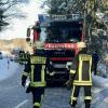 Bei Kißlegg ist es am Freitagnachmittag zu einem heftigen Zusammenstoß zwischen zwei Autos gekommen. Ein junger Autofahrer war kurz nach Wallmusried in einem Waldstück ins Schleudern geraten. Ein entgegenkommender 54-jähriger Autofahrer konnte nicht mehr rechtzeitig ausweichen und krachte mit dem 19-Jährigen zusammen. Der junge Autofahrer erlitt dabei schwere Verletzungen, er musste von der Feuerwehr aus dem Wagen befreit werden.