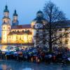Vor der Kemptener Residenz versammelten sich am Montag, 22. Januar, nach Polizeiangaben 500 Bürger und traten für Demokratie in Deutschland ein.
