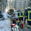 Bei Kißlegg ist es am Freitagnachmittag zu einem heftigen Zusammenstoß zwischen zwei Autos gekommen. Ein junger Autofahrer war kurz nach Wallmusried in einem Waldstück ins Schleudern geraten. Ein entgegenkommender 54-jähriger Autofahrer konnte nicht mehr rechtzeitig ausweichen und krachte mit dem 19-Jährigen zusammen. Der junge Autofahrer erlitt dabei schwere Verletzungen, er musste von der Feuerwehr aus dem Wagen befreit werden.