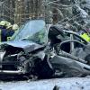 Bei Kißlegg ist es am Freitagnachmittag zu einem heftigen Zusammenstoß zwischen zwei Autos gekommen. Ein junger Autofahrer war kurz nach Wallmusried in einem Waldstück ins Schleudern geraten. Ein entgegenkommender 54-jähriger Autofahrer konnte nicht mehr rechtzeitig ausweichen und krachte mit dem 19-Jährigen zusammen. Der junge Autofahrer erlitt dabei schwere Verletzungen, er musste von der Feuerwehr aus dem Wagen befreit werden.
