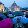 Vor der Kemptener Residenz versammelten sich am Montag, 22. Januar, nach Polizeiangaben 500 Bürger und traten für Demokratie in Deutschland ein.