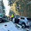Bei Kißlegg ist es am Freitagnachmittag zu einem heftigen Zusammenstoß zwischen zwei Autos gekommen. Ein junger Autofahrer war kurz nach Wallmusried in einem Waldstück ins Schleudern geraten. Ein entgegenkommender 54-jähriger Autofahrer konnte nicht mehr rechtzeitig ausweichen und krachte mit dem 19-Jährigen zusammen. Der junge Autofahrer erlitt dabei schwere Verletzungen, er musste von der Feuerwehr aus dem Wagen befreit werden.