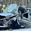 Bei Kißlegg ist es am Freitagnachmittag zu einem heftigen Zusammenstoß zwischen zwei Autos gekommen. Ein junger Autofahrer war kurz nach Wallmusried in einem Waldstück ins Schleudern geraten. Ein entgegenkommender 54-jähriger Autofahrer konnte nicht mehr rechtzeitig ausweichen und krachte mit dem 19-Jährigen zusammen. Der junge Autofahrer erlitt dabei schwere Verletzungen, er musste von der Feuerwehr aus dem Wagen befreit werden.
