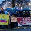 Vor der Kemptener Residenz versammelten sich am Montag, 22. Januar, nach Polizeiangaben 500 Bürger und traten für Demokratie in Deutschland ein.