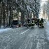 Bei Kißlegg ist es am Freitagnachmittag zu einem heftigen Zusammenstoß zwischen zwei Autos gekommen. Ein junger Autofahrer war kurz nach Wallmusried in einem Waldstück ins Schleudern geraten. Ein entgegenkommender 54-jähriger Autofahrer konnte nicht mehr rechtzeitig ausweichen und krachte mit dem 19-Jährigen zusammen. Der junge Autofahrer erlitt dabei schwere Verletzungen, er musste von der Feuerwehr aus dem Wagen befreit werden.