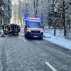 Bei Kißlegg ist es am Freitagnachmittag zu einem heftigen Zusammenstoß zwischen zwei Autos gekommen. Ein junger Autofahrer war kurz nach Wallmusried in einem Waldstück ins Schleudern geraten. Ein entgegenkommender 54-jähriger Autofahrer konnte nicht mehr rechtzeitig ausweichen und krachte mit dem 19-Jährigen zusammen. Der junge Autofahrer erlitt dabei schwere Verletzungen, er musste von der Feuerwehr aus dem Wagen befreit werden.