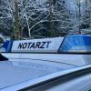 Bei Kißlegg ist es am Freitagnachmittag zu einem heftigen Zusammenstoß zwischen zwei Autos gekommen. Ein junger Autofahrer war kurz nach Wallmusried in einem Waldstück ins Schleudern geraten. Ein entgegenkommender 54-jähriger Autofahrer konnte nicht mehr rechtzeitig ausweichen und krachte mit dem 19-Jährigen zusammen. Der junge Autofahrer erlitt dabei schwere Verletzungen, er musste von der Feuerwehr aus dem Wagen befreit werden.