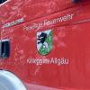 Bei Kißlegg ist es am Freitagnachmittag zu einem heftigen Zusammenstoß zwischen zwei Autos gekommen. Ein junger Autofahrer war kurz nach Wallmusried in einem Waldstück ins Schleudern geraten. Ein entgegenkommender 54-jähriger Autofahrer konnte nicht mehr rechtzeitig ausweichen und krachte mit dem 19-Jährigen zusammen. Der junge Autofahrer erlitt dabei schwere Verletzungen, er musste von der Feuerwehr aus dem Wagen befreit werden.