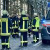Bei Kißlegg ist es am Freitagnachmittag zu einem heftigen Zusammenstoß zwischen zwei Autos gekommen. Ein junger Autofahrer war kurz nach Wallmusried in einem Waldstück ins Schleudern geraten. Ein entgegenkommender 54-jähriger Autofahrer konnte nicht mehr rechtzeitig ausweichen und krachte mit dem 19-Jährigen zusammen. Der junge Autofahrer erlitt dabei schwere Verletzungen, er musste von der Feuerwehr aus dem Wagen befreit werden.