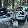 Bei Kißlegg ist es am Freitagnachmittag zu einem heftigen Zusammenstoß zwischen zwei Autos gekommen. Ein junger Autofahrer war kurz nach Wallmusried in einem Waldstück ins Schleudern geraten. Ein entgegenkommender 54-jähriger Autofahrer konnte nicht mehr rechtzeitig ausweichen und krachte mit dem 19-Jährigen zusammen. Der junge Autofahrer erlitt dabei schwere Verletzungen, er musste von der Feuerwehr aus dem Wagen befreit werden.