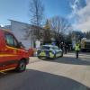 In Kaufbeuren ist am Donnerstag auf einem Firmengelände ein Gasaustritt gemeldet worden. Eine Meldeanlage hat Alarm geschlagen. Die Mitarbeiter der betroffenen Firma sind evakuiert worden. Die Feuerwehr ist mit einem Großaufgebot vor Ort.