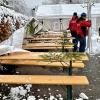 Am Sonntagmorgen erlebten die Helfer des Adventsmarkts der Feuerwehr Hergensweiler eine böse Überraschung. Der schwere, nasse Schnee, der in der Nacht gefallen war, hatte zahlreiche Zelte einstürzen lassen. Auch in Lindenberg im Allgäu fiel über Nacht 26 Zentimeter Neuschnee.