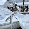 Am Sonntagmorgen erlebten die Helfer des Adventsmarkts der Feuerwehr Hergensweiler eine böse Überraschung. Der schwere, nasse Schnee, der in der Nacht gefallen war, hatte zahlreiche Zelte einstürzen lassen. Auch in Lindenberg im Allgäu fiel über Nacht 26 Zentimeter Neuschnee.