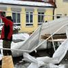 Am Sonntagmorgen erlebten die Helfer des Adventsmarkts der Feuerwehr Hergensweiler eine böse Überraschung. Der schwere, nasse Schnee, der in der Nacht gefallen war, hatte zahlreiche Zelte einstürzen lassen. Auch in Lindenberg im Allgäu fiel über Nacht 26 Zentimeter Neuschnee.