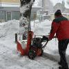 Am Sonntagmorgen erlebten die Helfer des Adventsmarkts der Feuerwehr Hergensweiler eine böse Überraschung. Der schwere, nasse Schnee, der in der Nacht gefallen war, hatte zahlreiche Zelte einstürzen lassen. Auch in Lindenberg im Allgäu fiel über Nacht 26 Zentimeter Neuschnee.